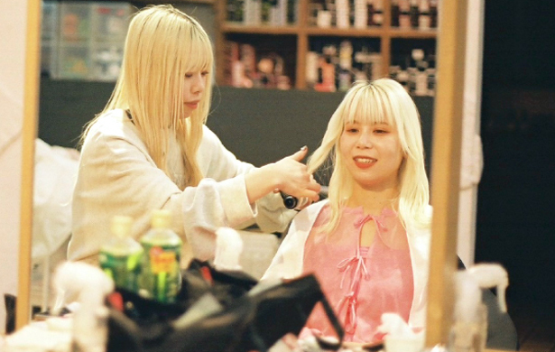【福岡市の美容室】オッジ Oggi 西新・六本松・高宮でお客様のヘアセットをするスタイリスト