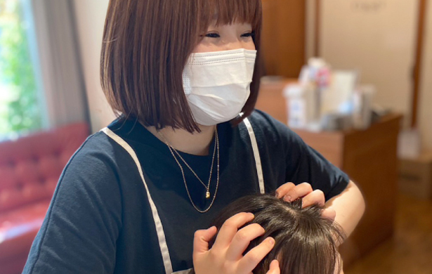 【福岡市の美容室】オッジ Oggi 西新・六本松・高宮でヘッドスパを行うスタイリスト
