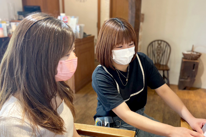 【福岡市の美容室】オッジ Oggi 西新・六本松・高宮で先輩がマンツーマンで技術指導する様子