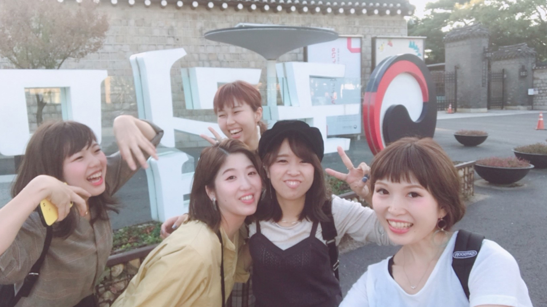 休日に集まる【福岡市の美容室】オッジ Oggi 西新・六本松・高宮の女性スタッフ